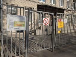 Вход в здание оборудован тактильной табличкой и кнопкой вызова персонала. Внутри здания лифты и санитарно-гигиенические помещения для инвалидов различных категорий отсутствуют.